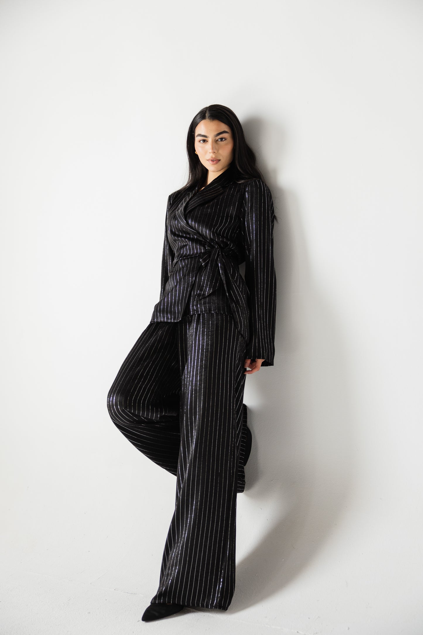 Glowing black striped set